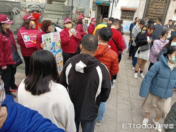 ▲台南學甲慈濟宮大年初一發放馬年保生金幣，吸引大批信眾排隊領取。（記者林東良翻攝，下同）