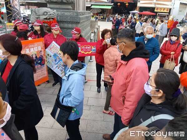 ▲台南學甲慈濟宮大年初一發放馬年保生金幣，吸引大批信眾排隊領取。（記者林東良翻攝，下同）