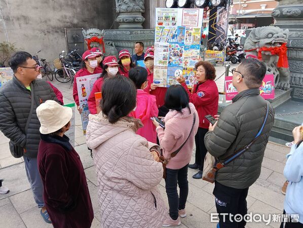 ▲台南學甲慈濟宮大年初一發放馬年保生金幣，吸引大批信眾排隊領取。（記者林東良翻攝，下同）