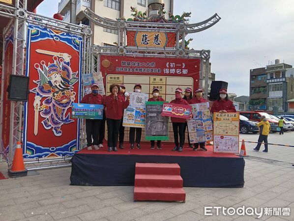 ▲台南學甲慈濟宮大年初一發放馬年保生金幣，吸引大批信眾排隊領取。（記者林東良翻攝，下同）