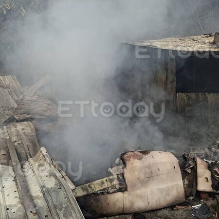 ▲高雄拷潭的貨櫃屋住宅發生火警，火勢猛烈             。（圖／記者吳奕靖翻攝）