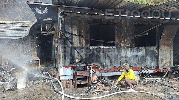 ▲高雄拷潭的貨櫃屋住宅發生火警，火勢猛烈             。（圖／記者吳奕靖翻攝）