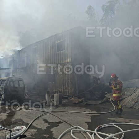 ▲高雄拷潭的貨櫃屋住宅發生火警，火勢猛烈             。（圖／記者吳奕靖翻攝）