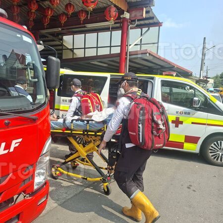 ▲高雄拷潭的貨櫃屋住宅發生火警，火勢猛烈             。（圖／記者吳奕靖翻攝）