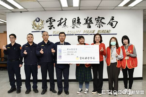▲雲林縣警察局舉行捐贈儀式，由議員賴淑娞及華山基金會雲林縣站長楊舒婷代表受贈。（圖／記者游瓊華翻攝）