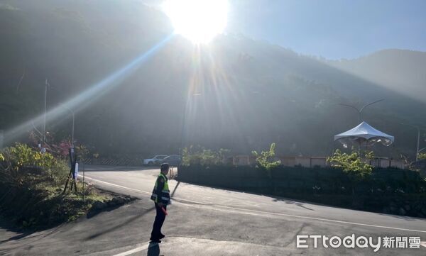▲山區道路彎曲狹窄，警方於路口協助指揮疏導車流。（圖／記者游瓊華翻攝）