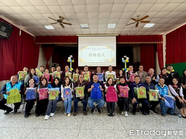 ▲立委游顥募集1120件羽絨衣，捐贈信義鄉與仁愛鄉22校，暖流遍及原民山區。（圖／游顥辦公室提供）