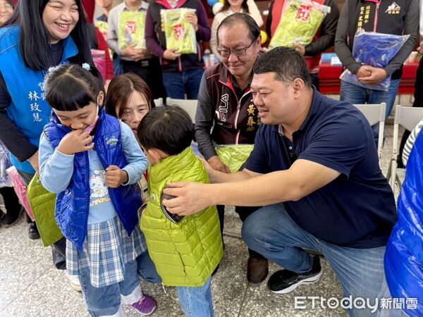 ▲立委游顥募集1120件羽絨衣，捐贈信義鄉與仁愛鄉22校，暖流遍及原民山區。（圖／游顥辦公室提供）
