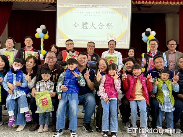 ▲立委游顥募集1120件羽絨衣，捐贈信義鄉與仁愛鄉22校。（圖／游顥辦公室提供，下同）