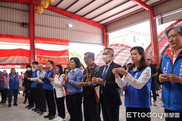 ▲張麗善發送馬年福袋，民眾排隊領取喜氣洋洋。（圖／記者游瓊華翻攝）