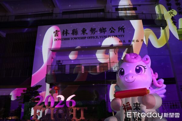 ▲縣長張麗善與鄉長張健福共同啟燈，象徵東勢夜間光影廊道正式亮相。（圖／記者游瓊華翻攝）