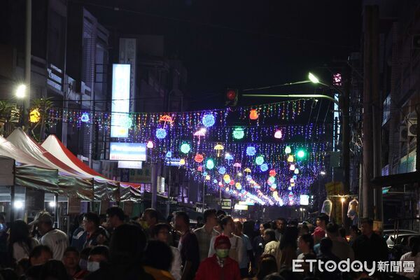 ▲縣長張麗善與鄉長張健福共同啟燈，象徵東勢夜間光影廊道正式亮相。（圖／記者游瓊華翻攝）