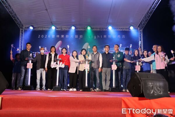 ▲縣長張麗善與鄉長張健福共同啟燈，象徵東勢夜間光影廊道正式亮相。（圖／記者游瓊華翻攝）