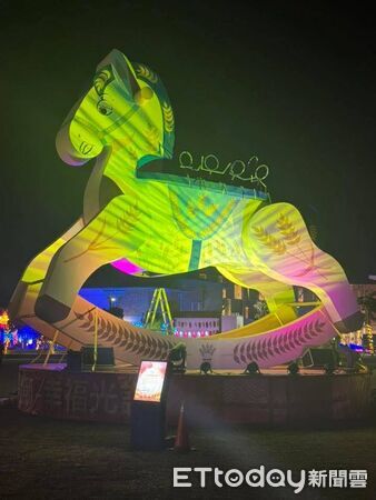 ▲麥寮燈節點燈瞬間，燈光綻放照亮夜空，人潮聚集觀賞。（圖／記者游瓊華翻攝）