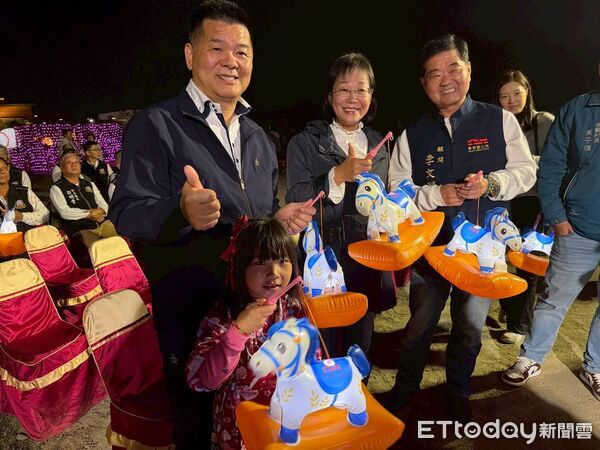 ▲麥寮燈節點燈瞬間，燈光綻放照亮夜空，人潮聚集觀賞。（圖／記者游瓊華翻攝）