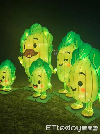 ▲麥寮燈節點燈瞬間，燈光綻放照亮夜空，人潮聚集觀賞。（圖／記者游瓊華翻攝）