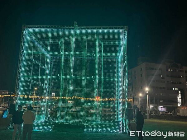 ▲麥寮燈節點燈瞬間，燈光綻放照亮夜空，人潮聚集觀賞。（圖／記者游瓊華翻攝）