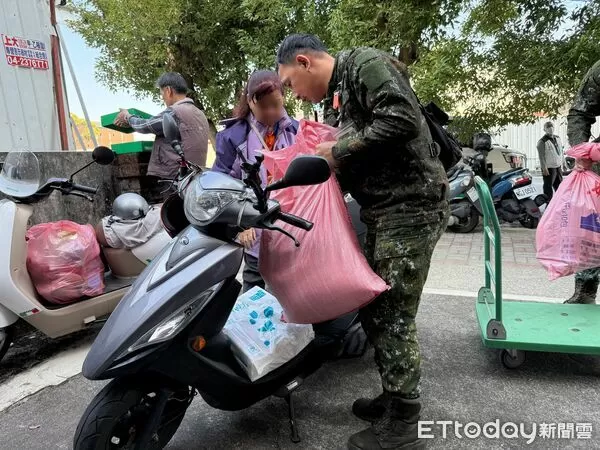 ▲國軍協助物資發放。（圖／南投家扶中心提供，下同）