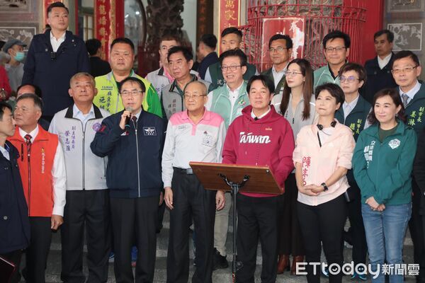 ▲賴清德總統大年初一前往台南麻豆代天府參香祈福，並與黃偉哲市長發紅包，現場湧入大批鄉親。（記者林東良翻攝，下同）