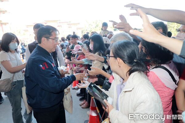 ▲賴清德總統大年初一前往台南麻豆代天府參香祈福，並與黃偉哲市長發紅包，現場湧入大批鄉親。（記者林東良翻攝，下同）
