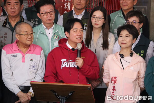 ▲賴清德總統大年初一前往台南麻豆代天府參香祈福，並與黃偉哲市長發紅包，現場湧入大批鄉親。（記者林東良翻攝，下同）