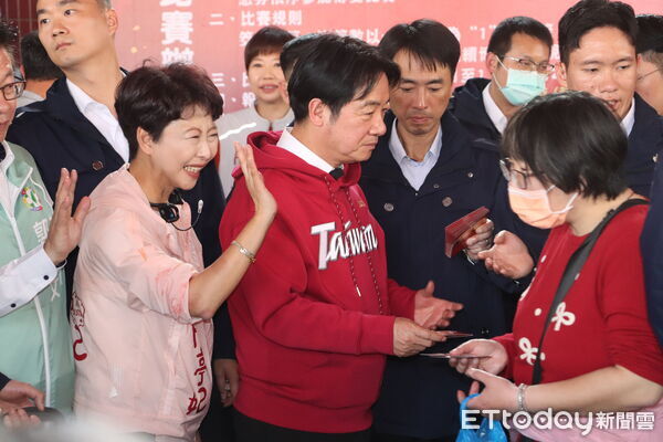 ▲賴清德總統大年初一前往台南麻豆代天府參香祈福，並與黃偉哲市長發紅包，現場湧入大批鄉親。（記者林東良翻攝，下同）