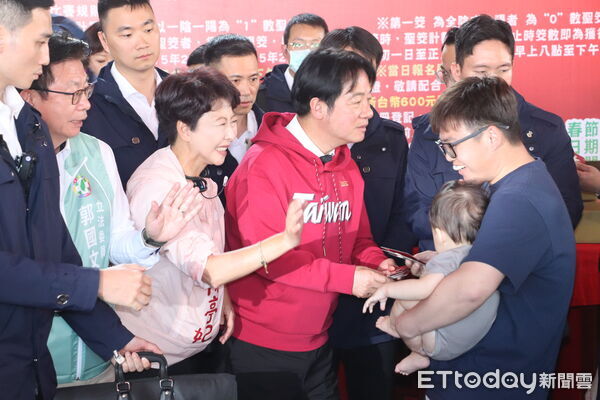 ▲賴清德總統大年初一前往台南麻豆代天府參香祈福，並與黃偉哲市長發紅包，現場湧入大批鄉親。（記者林東良翻攝，下同）