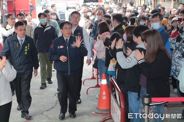 ▲黃偉哲市長大年初一前往新化朝天宮參香祈福，向市民發小紅包拜年。（記者林東良翻攝，下同）