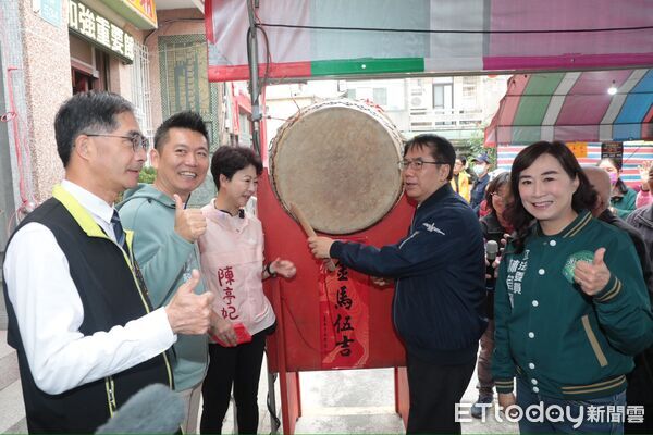 ▲黃偉哲市長大年初一前往新化朝天宮參香祈福，向市民發小紅包拜年。（記者林東良翻攝，下同）