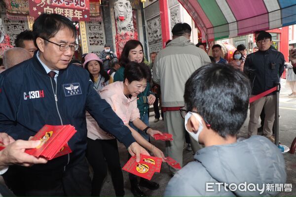 ▲黃偉哲市長大年初一前往新化朝天宮參香祈福，向市民發小紅包拜年。（記者林東良翻攝，下同）