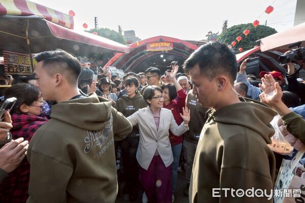 ▲▼副總統蕭美琴新年走春，隨扈換裝帽T吸睛，讓網友頻敲碗哪裡買。（圖／總統府提供）