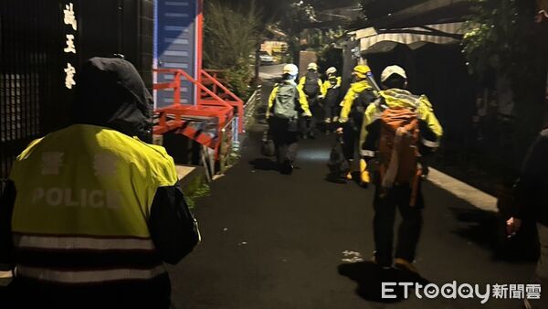 ▲新北登山客受困三貂嶺 瑞芳警消聯手尋獲送醫。（圖／記者郭世賢翻攝）