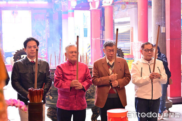 ▲▼  陳見賢合體柯文哲！初一參拜廣和宮。（圖／ETtoday翻攝）