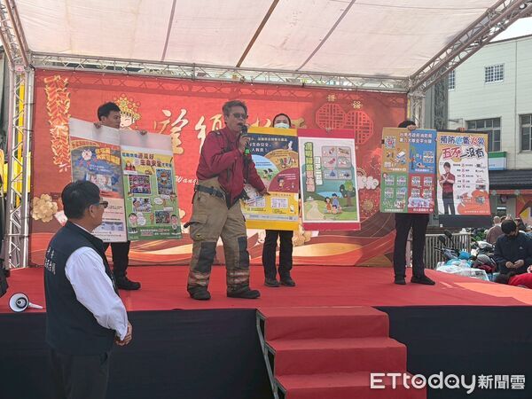 ▲南消六大隊安平消防隊，大年初一在安平天后宮前廣場舉辦「防災不打烊」快閃宣導活動。（記者林東良翻攝，下同）