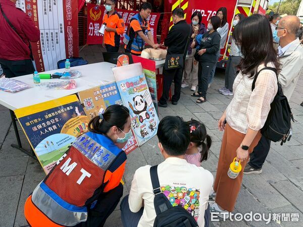 ▲南消六大隊安平消防隊，大年初一在安平天后宮前廣場舉辦「防災不打烊」快閃宣導活動。（記者林東良翻攝，下同）