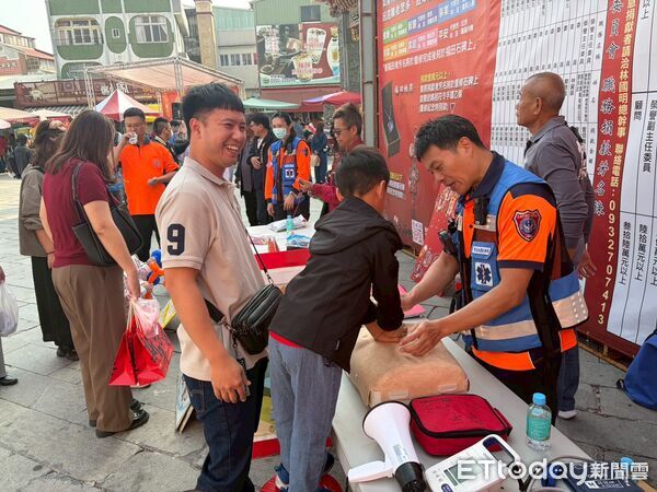 ▲南消六大隊安平消防隊，大年初一在安平天后宮前廣場舉辦「防災不打烊」快閃宣導活動。（記者林東良翻攝，下同）