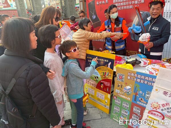 ▲南消六大隊安平消防隊，大年初一在安平天后宮前廣場舉辦「防災不打烊」快閃宣導活動。（記者林東良翻攝，下同）