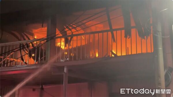 ▲高雄市鳳山一間茶廠陷入火海，消防員到場灌救             。（圖／記者吳奕靖翻攝）