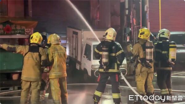 ▲高雄市鳳山一間茶廠陷入火海，消防員到場灌救             。（圖／記者吳奕靖翻攝）