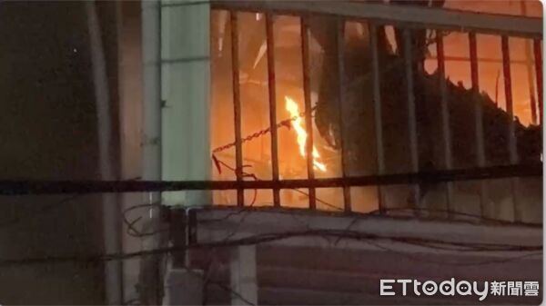 ▲高雄市鳳山一間茶廠陷入火海，消防員到場灌救             。（圖／記者吳奕靖翻攝）