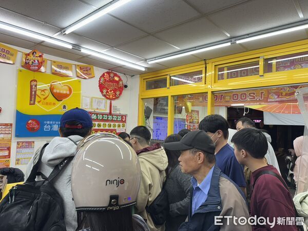 ▲春節期間不少民眾喜歡買刮刮樂試手氣。（圖／記者施怡妏攝）