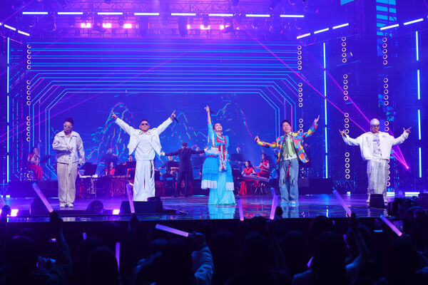 ▲▼文化總會製作的春節特別節目《2026 WE ARE 我們的除夕夜》，由藝人吳姍儒Sandy連續四年擔綱主持，幕前演出陣容突破千人，透過跨界共演團團聯手，擦出滿滿火花。（圖／文化總會提供）