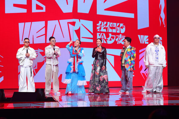 ▲▼文化總會製作的春節特別節目《2026 WE ARE 我們的除夕夜》，由藝人吳姍儒Sandy連續四年擔綱主持，幕前演出陣容突破千人，透過跨界共演團團聯手，擦出滿滿火花。（圖／文化總會提供）