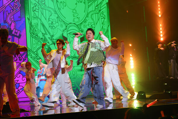 ▲▼文化總會製作的春節特別節目《2026 WE ARE 我們的除夕夜》，由藝人吳姍儒Sandy連續四年擔綱主持，幕前演出陣容突破千人，透過跨界共演團團聯手，擦出滿滿火花。（圖／文化總會提供）