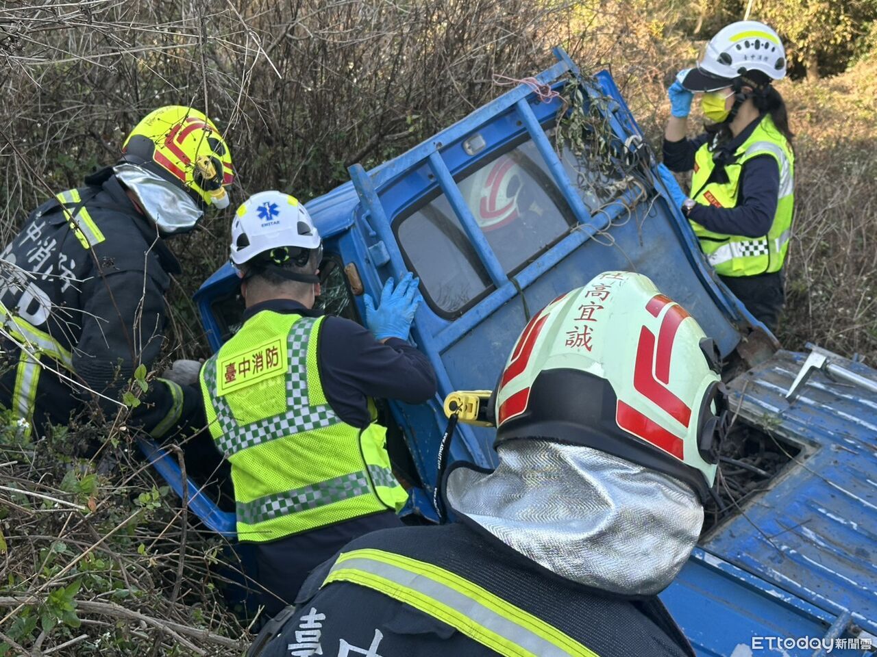 快訊/台中公墓旁添亡魂!小貨車詭異翻落邊坡...駕駛送醫不治