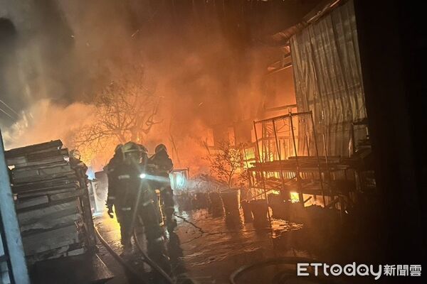快訊/彰化製鞋廠除夕夜大火!火煙沖天灌救中