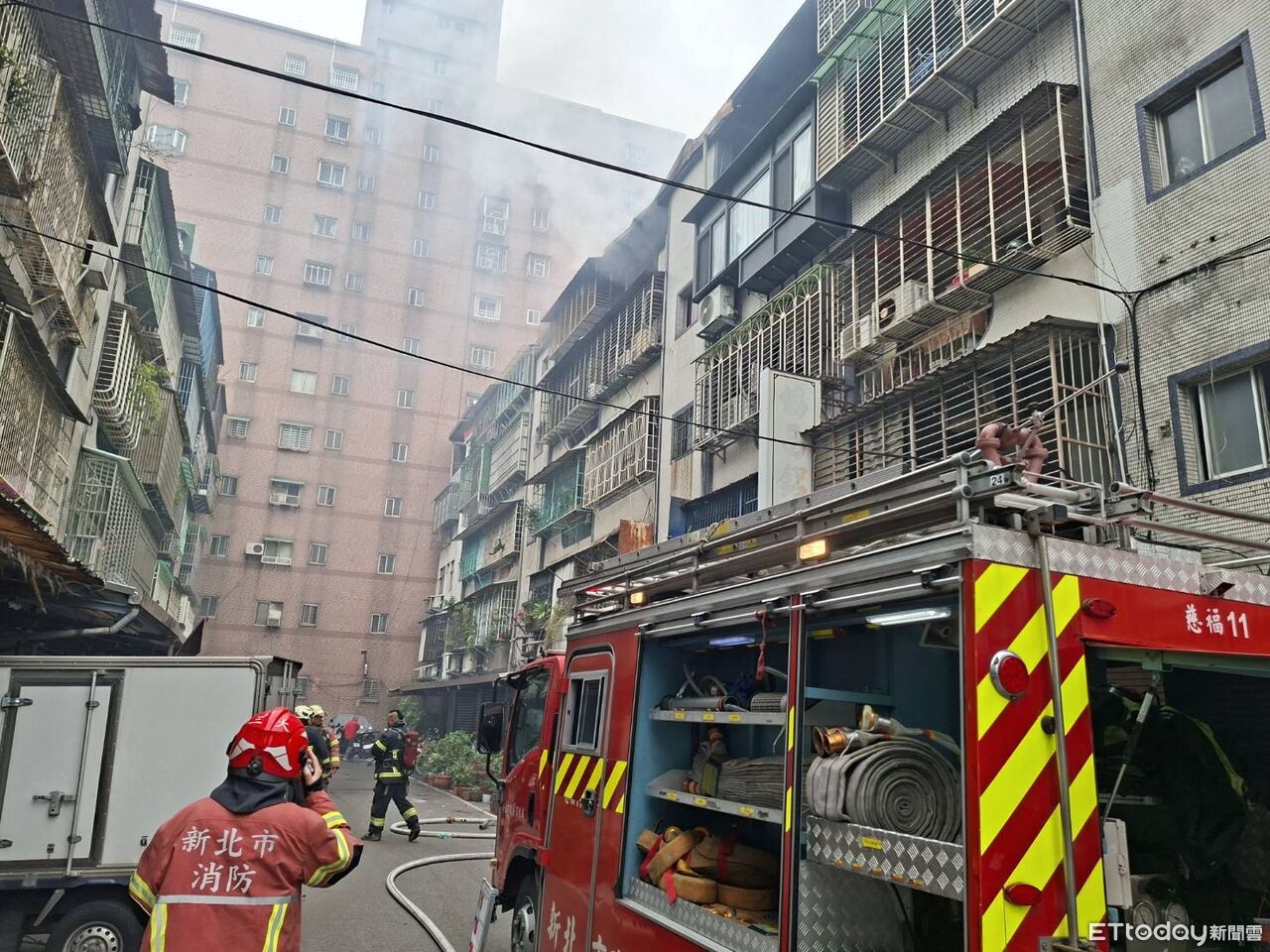 快訊/大年初一新北火警!頂樓加蓋竄火煙 70歲嬤左手臂燒傷