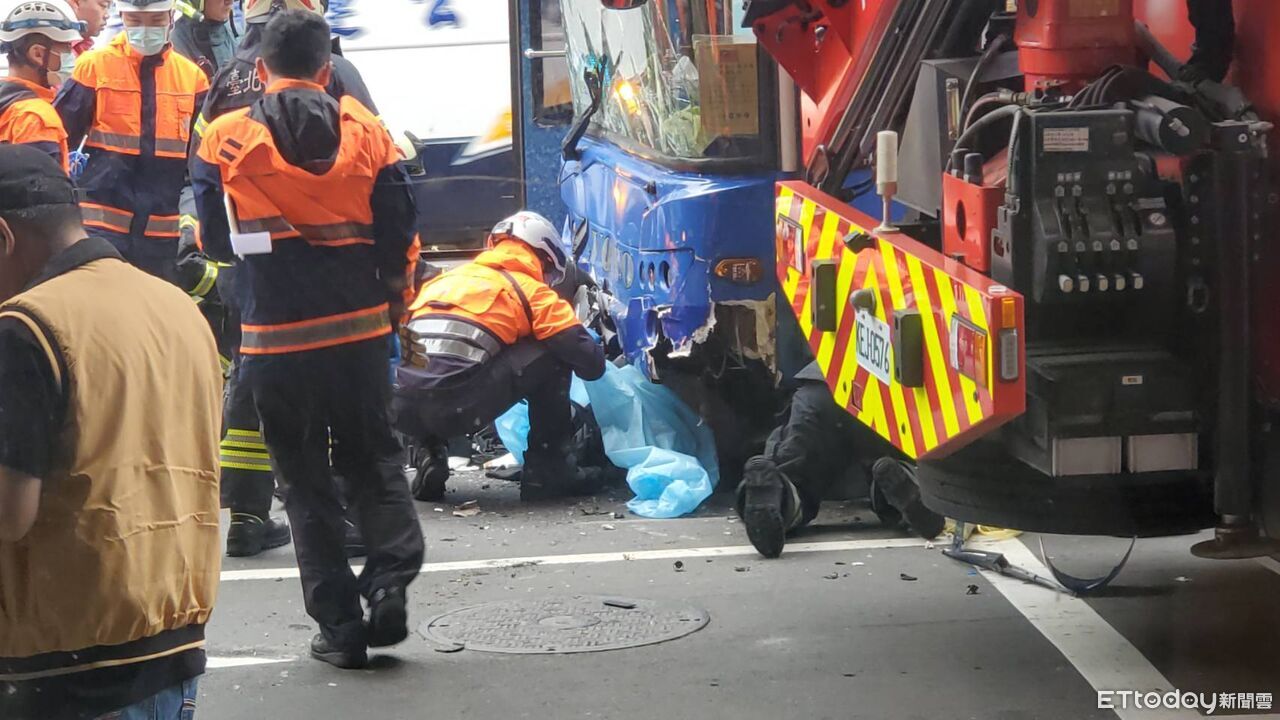 快訊/北市驚悚車禍!遊覽車衝對向撞客運 騎士遭夾困車底腿變形
