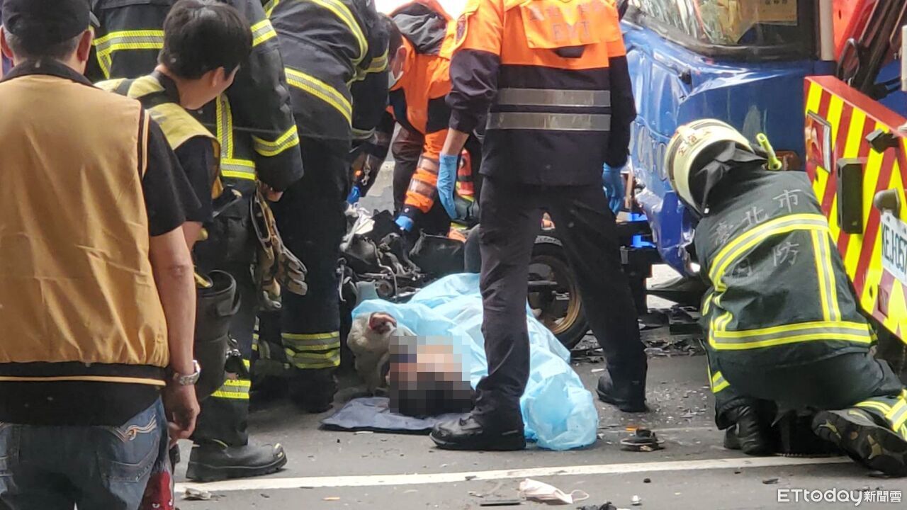 身體不適釀禍!北市遊覽車右轉突衝對向 撞客運、2機車害3人傷