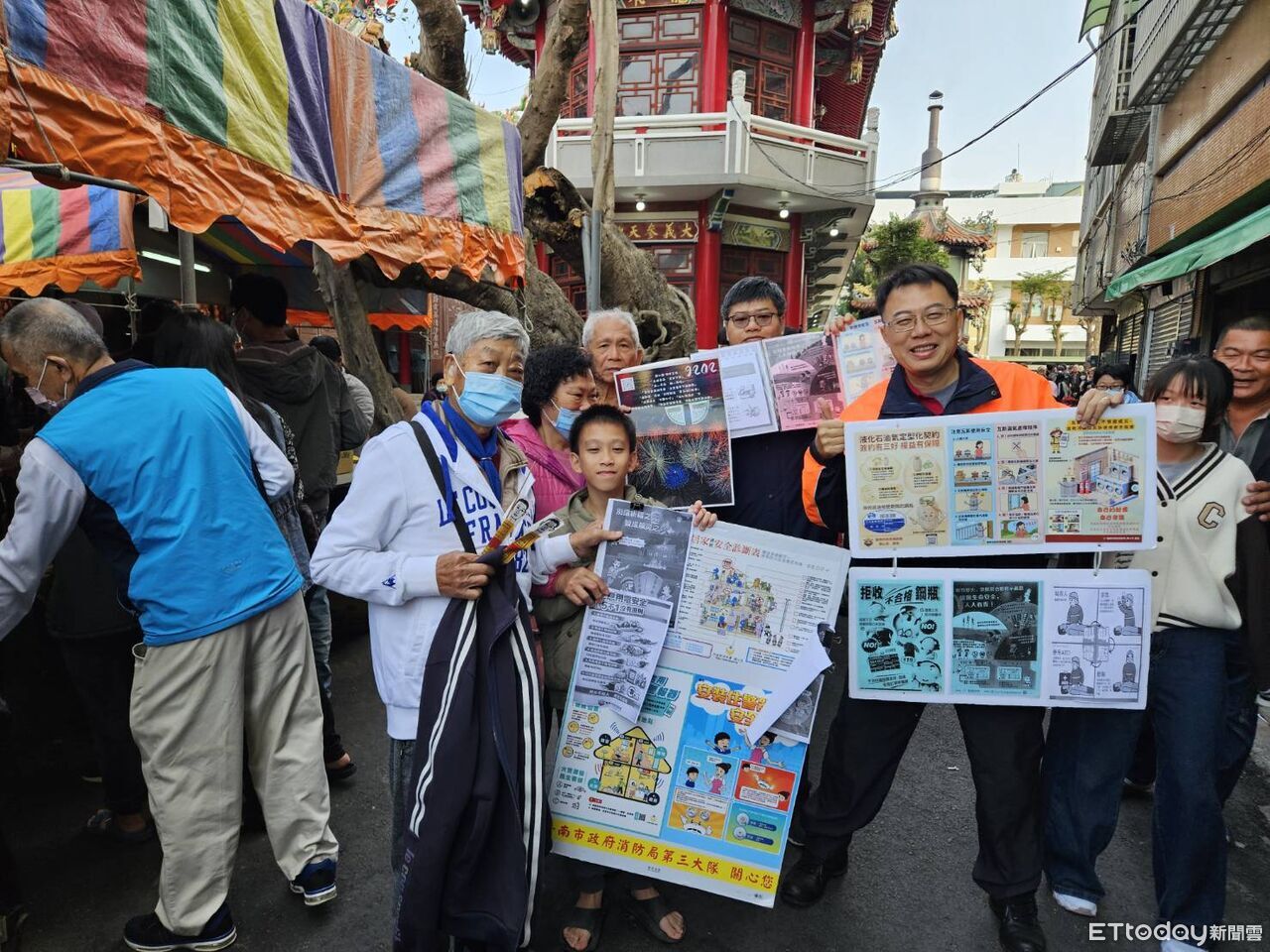 大年初一走入文衡殿 南消三大隊宣導防火守護香客安全